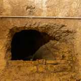 �A tal proposito  - interviene la guida - c�� chi sostiene che quel grosso buco nel muro che vedete servisse come cunicolo utile alla fuga, portando sino alla Chiesa di Sant�Angelo distante 400 metri da qui�